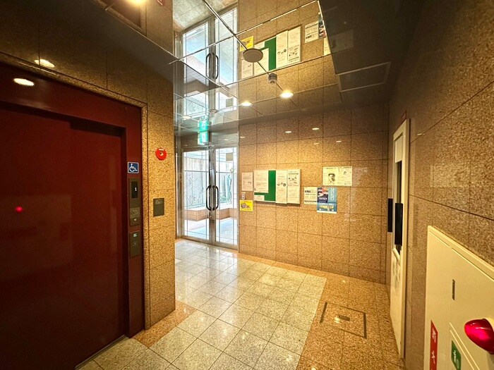 物件外観写真3　(エントランス部分)