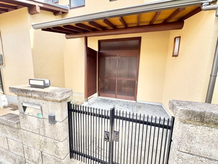 物件外観写真4　(エントランス部分)