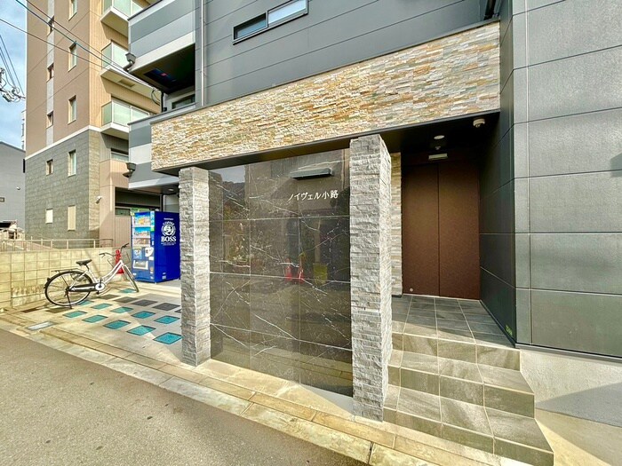 物件外観写真2　(エントランス部分)