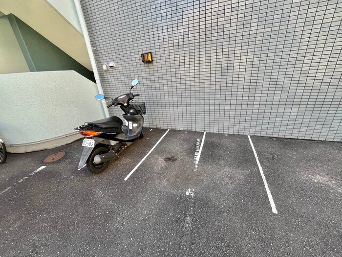 物件外観写真4　(駐輪場)