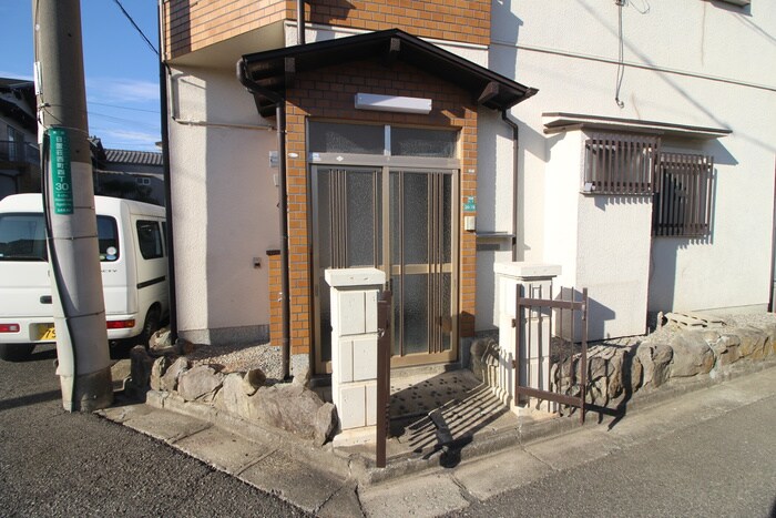 物件外観写真3　(エントランス部分)