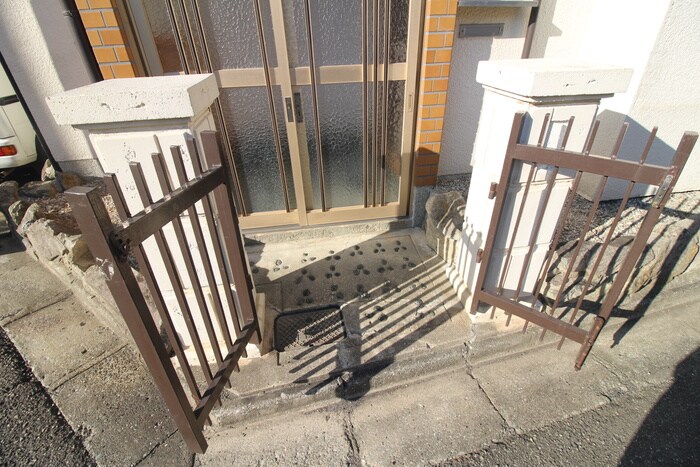 物件外観写真4　(エントランス部分)