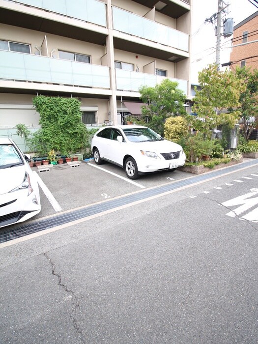 物件外観写真4　(駐車場)