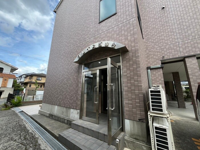 物件外観写真2　(エントランス部分)