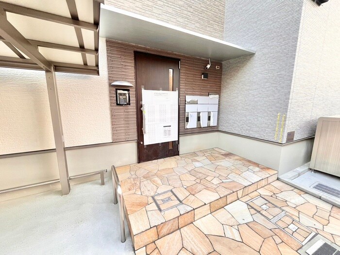 物件外観写真2　(エントランス部分)
