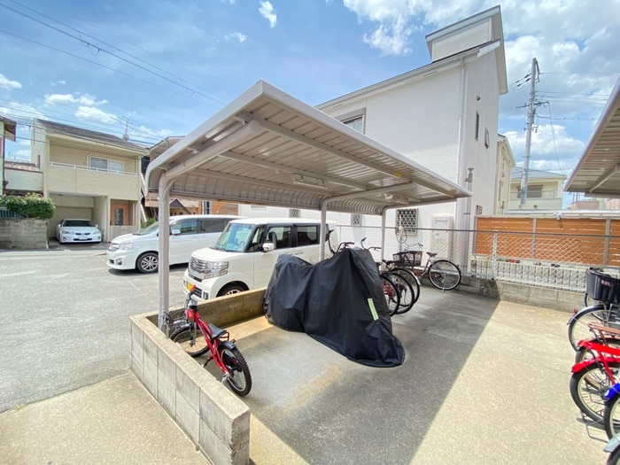 物件外観写真6　(バイク置き場)