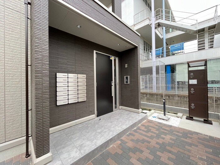 物件外観写真2　(エントランス部分)