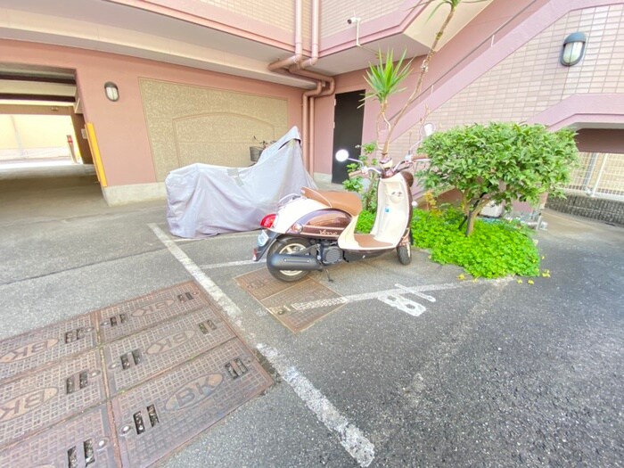 物件外観写真5　(バイク置き場)