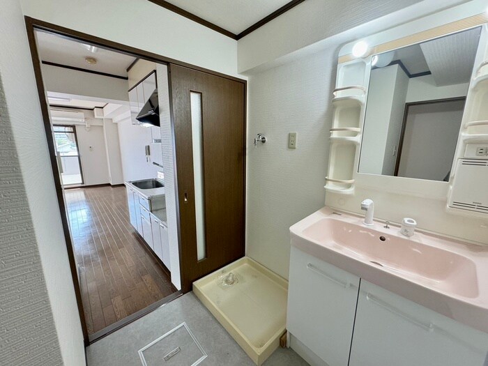 物件内観写真12　(洗濯機置場)