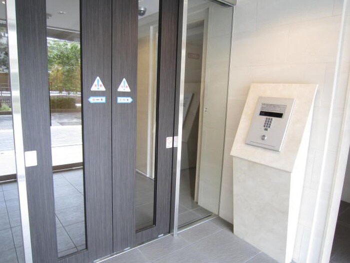 物件外観写真2　(エントランス部分)