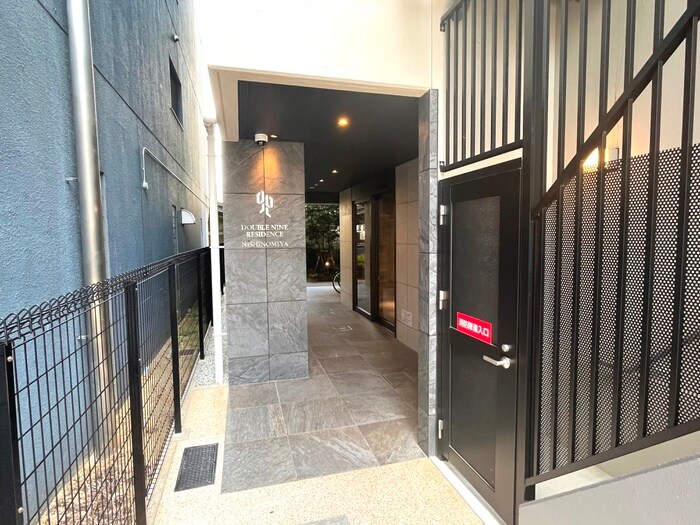 物件外観写真3　(エントランス部分)