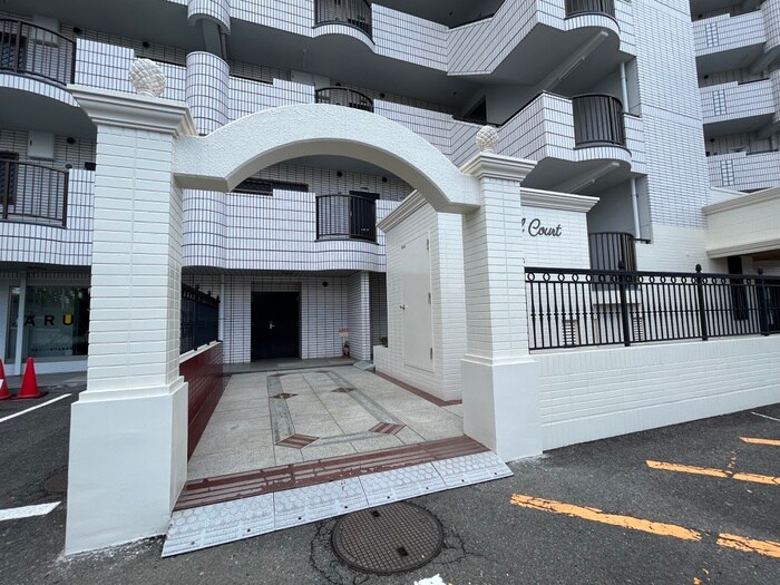 物件外観写真3　(エントランス部分)