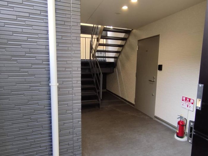 物件外観写真3　(エントランス部分)