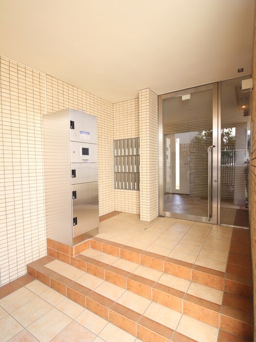 物件外観写真2　(エントランス部分)