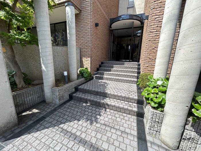 物件外観写真2　(エントランス部分)