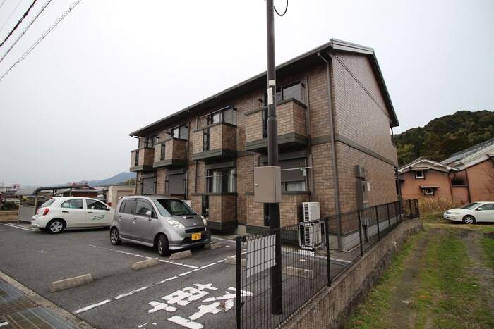 物件外観写真2　(駐車場)