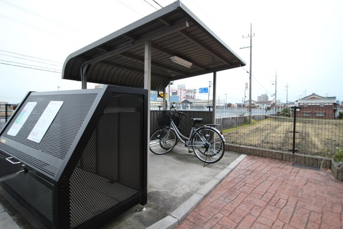 物件外観写真3　(駐輪場)