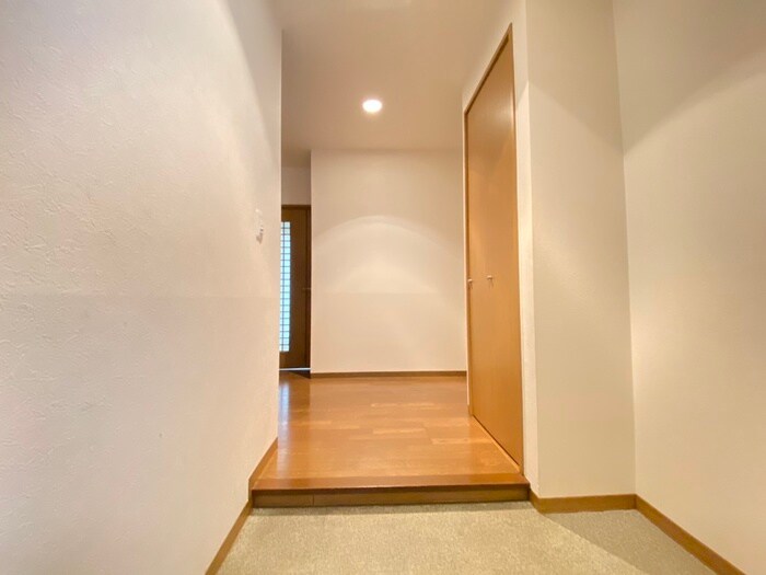 物件内観写真8　(玄関)