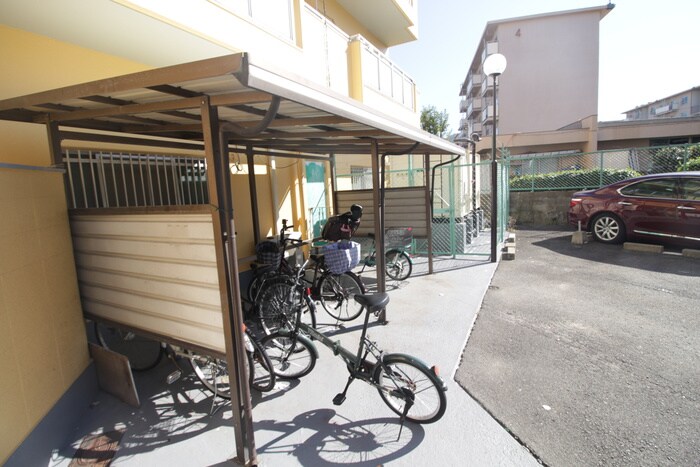 物件外観写真5　(駐輪場)