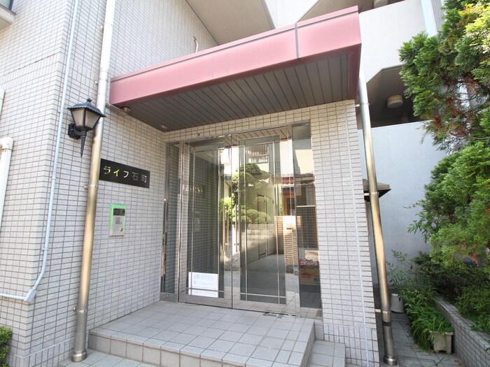 物件外観写真3　(エントランス部分)