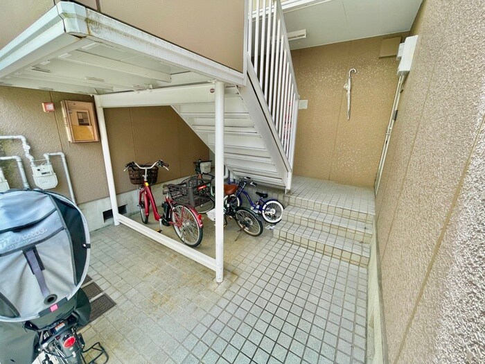 物件外観写真4　(エントランス部分)