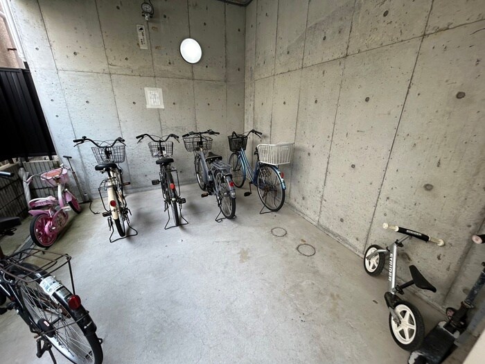 物件外観写真3　(駐輪場)