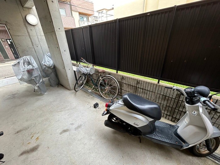 物件外観写真4　(バイク置き場)