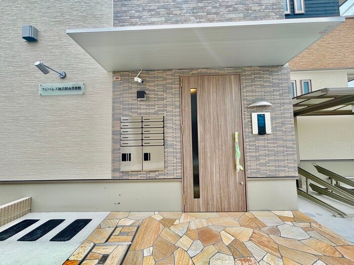 物件外観写真2　(エントランス部分)