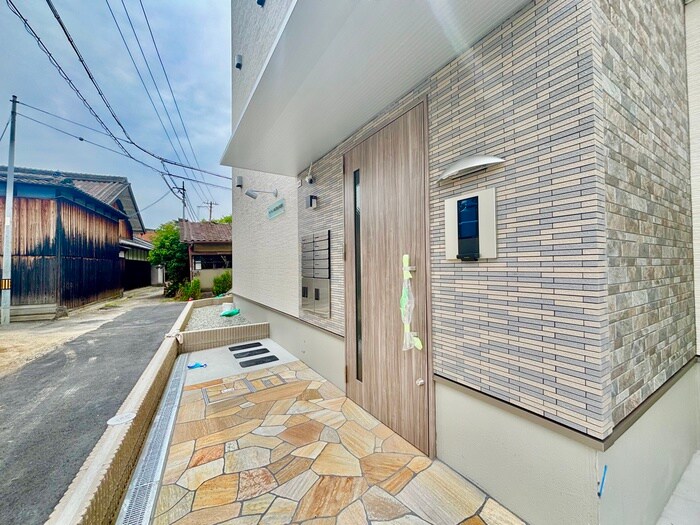 物件外観写真4　(エントランス部分)