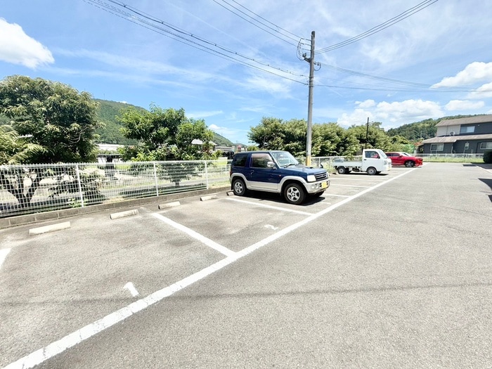 物件外観写真3　(駐車場)