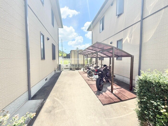 物件外観写真4　(駐輪場)