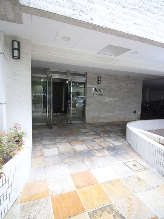 物件外観写真2　(エントランス部分)