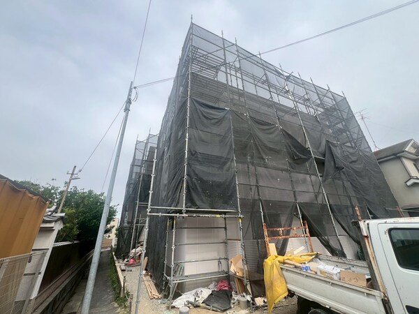 建築中