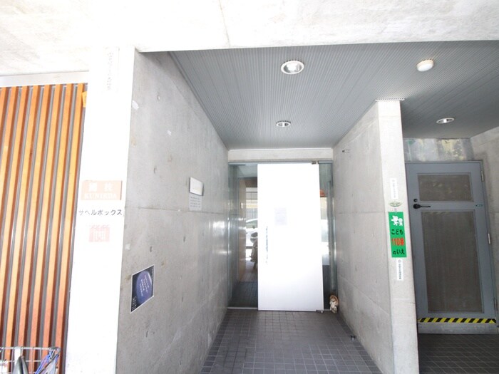 物件外観写真2　(エントランス部分)