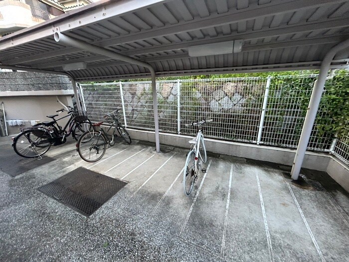 物件外観写真4　(駐輪場)
