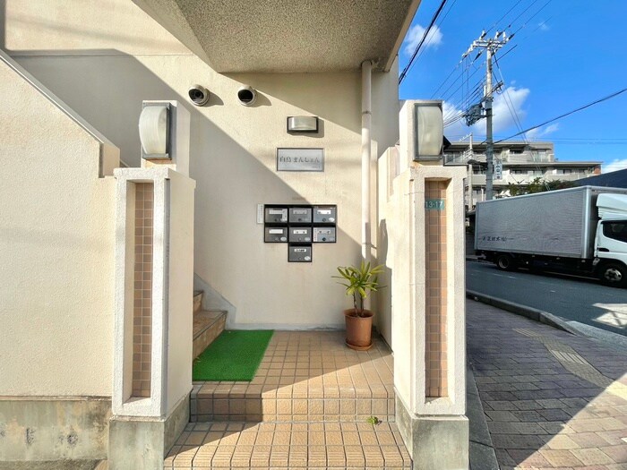 物件外観写真2　(エントランス部分)