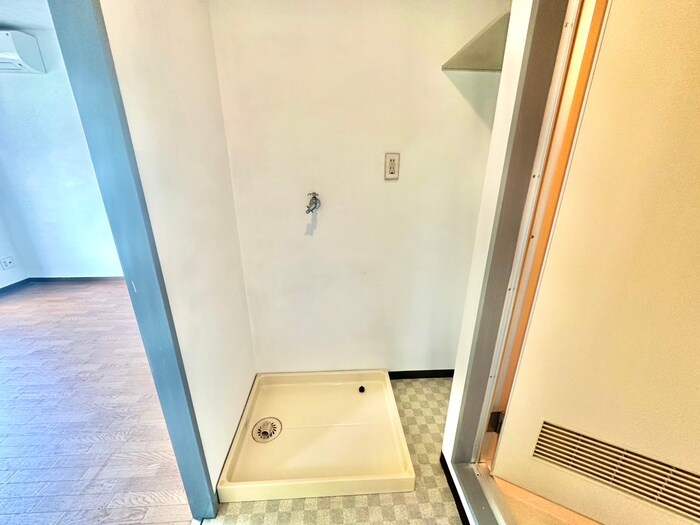 物件内観写真16　(洗濯機置場)