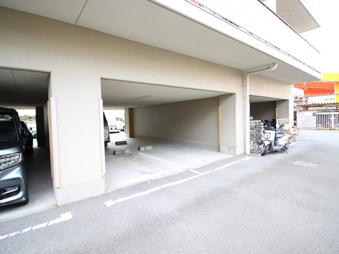 物件外観写真5　(駐車場)