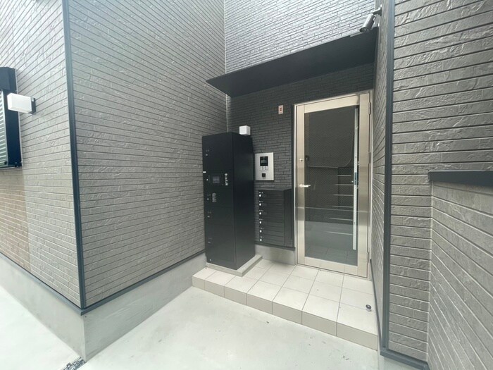 物件外観写真3　(エントランス部分)