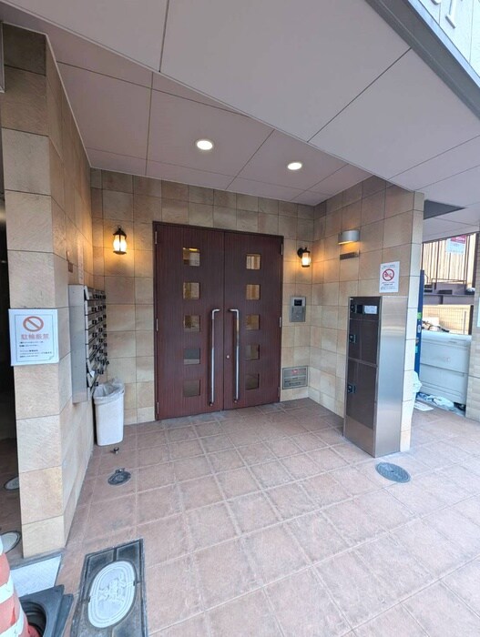 物件外観写真2　(エントランス部分)