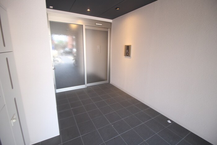 物件外観写真6　(エントランス部分)