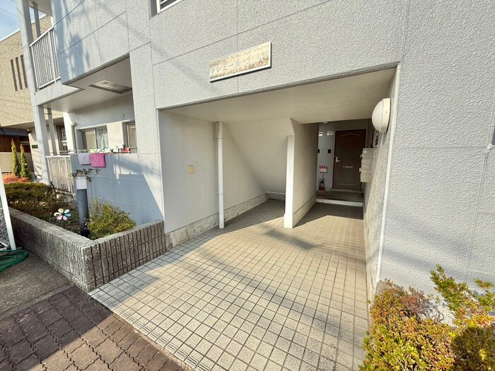 物件外観写真3　(エントランス部分)