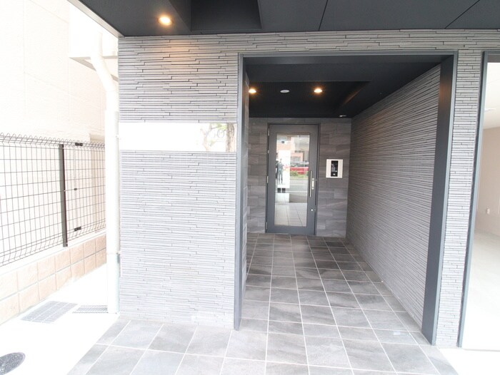 物件外観写真2　(エントランス部分)