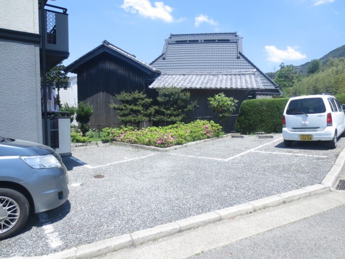 物件外観写真4　(駐車場)