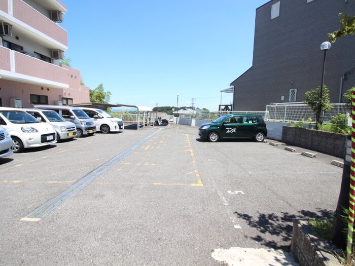 物件外観写真5　(駐車場)