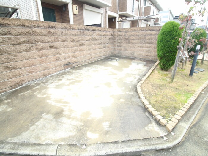 物件外観写真4　(駐車場)