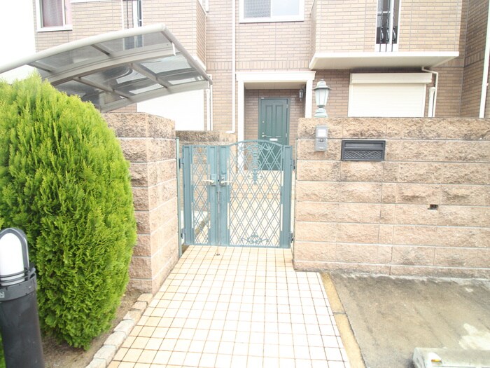 物件外観写真5　(エントランス部分)