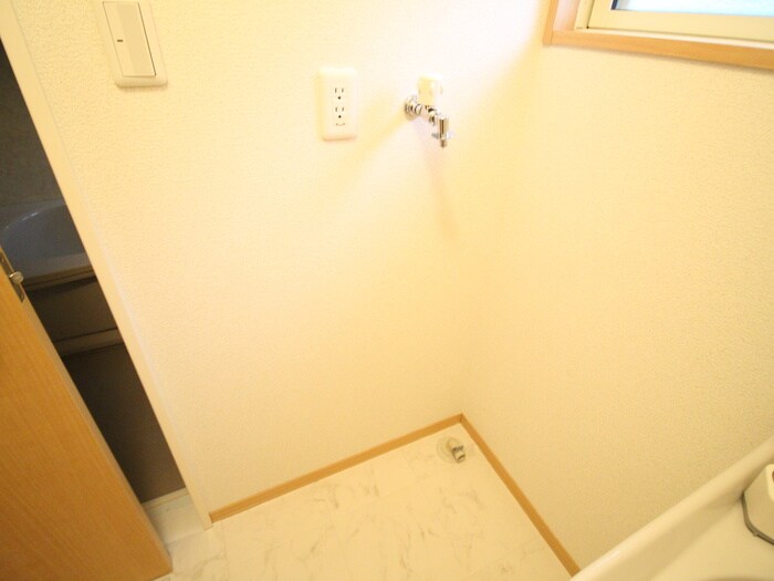 物件内観写真12　(洗濯機置場)