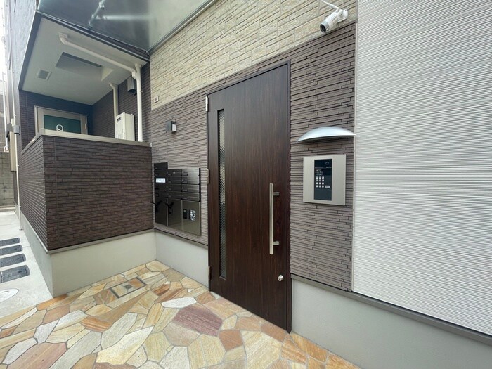 物件外観写真2　(エントランス部分)