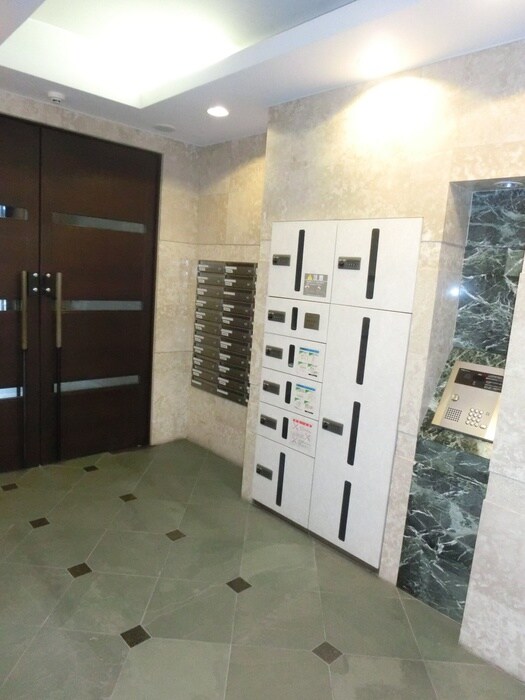 物件外観写真2　(エントランス部分)